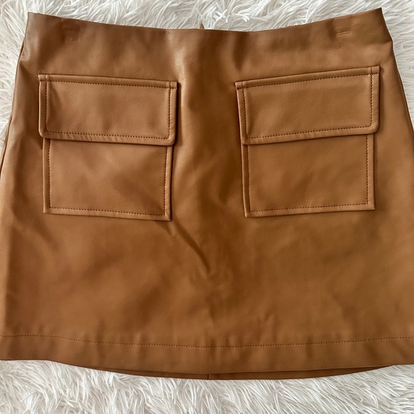 Olivaceous Faux Leather Mini Skirt – Camel Tan Utility Pockets, Size Small - Picture 3 of 16